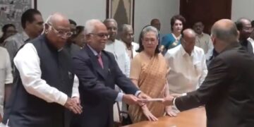 Vice President Election: INDIA गठबंधन के उम्मीदवार सुदर्शन रेड्डी ने दाखिल किया नामांकन दक्षिण बनाम दक्षिण हुआ मुकाबला