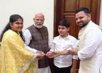 बृजभूषण शरण सिंह की फैमिली से मिले PM मोदी, करण के बेटे को गिफ्ट देकर पूर्व सांसद के पास भिजवाया ये संदेश