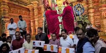 Lalbaugcha Raja: मुंबई की आस्था का प्रतीक, 92वें गणेशोत्सव की हुई भव्य शुरुआत,डाक विभाग ने जारी किया खास पोस्टकार्ड