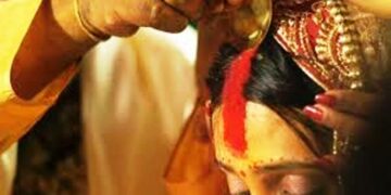 15 वर्ष की गर्ल पर फिदा हो गया 60 साल का बुजुर्ग, मंदिर में भरी नाबालिग की मांग और जंगल में मनाई सुहागरात