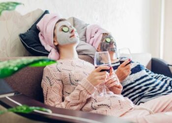 Hair Spa at Home: घर पर करें बालों का स्पा मिनटों में कैसे पाएं मुलायम और रेशमी बाल