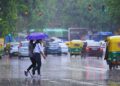 Heavy Rain Alert in UP : यूपी में मूसलाधार बारिश का कहर, कौन से जिलों में जारी हुआ ऑरेंज अलर्ट, कई जगह स्कूल बंद