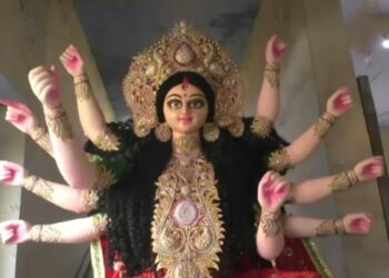 Unique Themes: मां दुर्गा प्रतिमाओं की नई थीम बनी खास आकर्षण, वाराणसी में ऑपरेशन सिंदूर की प्रतिमा बनी चर्चा का केंद्र
