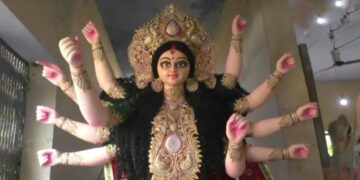 Unique Themes: मां दुर्गा प्रतिमाओं की नई थीम बनी खास आकर्षण, वाराणसी में ऑपरेशन सिंदूर की प्रतिमा बनी चर्चा का केंद्र