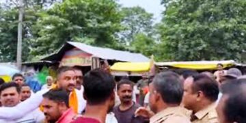 यूपी के इस ‘सिंघम’ ने कांग्रेस जिलाध्यक्ष पर किया पलटवार, ‘सुधर जाओ नहीं तो जूते से करूंगा पिटाई और लिख दूंगा FIR’