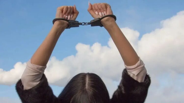 Bareilly woman threatens man