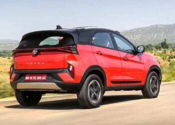 Tata Nexon: त्योहारों की मांग और कई इंजन विकल्पों से टाटा मोटर्स की किस कार ने ऐतिहासिक बिक्री कर तोड़ा रिकॉर्ड