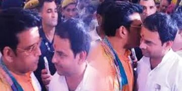 एक्टर रवि किशन ने तेज प्रताप यादव के कान में गुनुगनाया ये गीत, सामने आई पिक्चर, जो बिहार चुनाव में उड़ा रही गर्दा