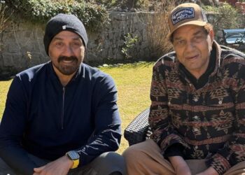 धर्मेंद्र के घर के बाहर मीडिया से भिड़े सनी देओल, बोले – “थोड़ी शर्म करो, घर में मां-बाप हैं क्या?”