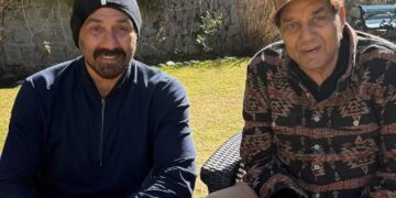 धर्मेंद्र के घर के बाहर मीडिया से भिड़े सनी देओल, बोले – “थोड़ी शर्म करो, घर में मां-बाप हैं क्या?”