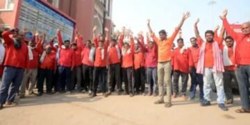 Railway Coolies: रेलवे कुलियों का दर्द क्या बैटरी कार से घटी कमाई कैसे परिवार चलाना हुआ मुश्किल