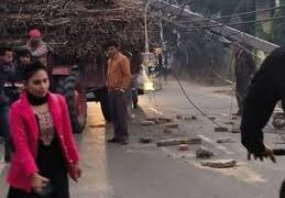 घंटों लगा जाम, यात्रियों ने मिलकर खोला रास्ता