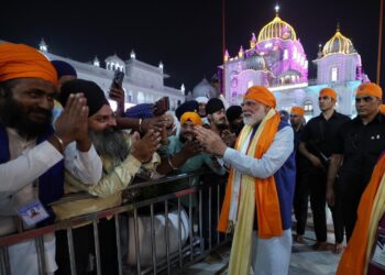 प्रधानमंत्री मोदी ने पटना साहिब गुरुद्वारे में की अरदास, मत्था टेककर लिया आशीर्वाद