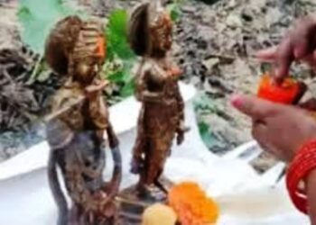 उन्नाव में जमीन से प्रकट हुई राधा-कृष्ण की मूर्ति, सुरक्षा कर रहा था सांप, तभी हुआ ‘चमम्कार’ और मर गया विषैला ‘बेजुबान’