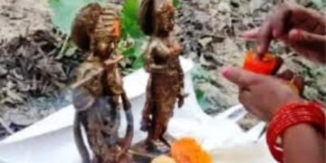 उन्नाव में जमीन से प्रकट हुई राधा-कृष्ण की मूर्ति, सुरक्षा कर रहा था सांप, तभी हुआ ‘चमम्कार’ और मर गया विषैला ‘बेजुबान’