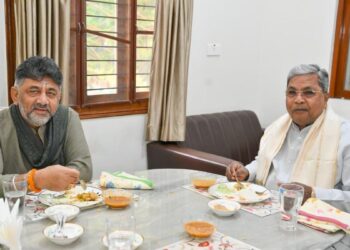 सत्ता संघर्ष के बीच कांग्रेस ने दिखाई एकजुटता, सिद्धारमैया-शिवकुमार ने तय किया विकास पर ध्यान