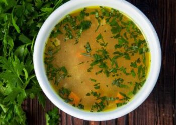 सर्दियों में इम्यूनिटी बढ़ाने और शरीर को अंदर से गर्म रखने के लिए लेमन कोरिएंडर सूप सबसे बेहतर