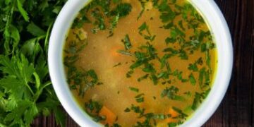 सर्दियों में इम्यूनिटी बढ़ाने और शरीर को अंदर से गर्म रखने के लिए लेमन कोरिएंडर सूप सबसे बेहतर