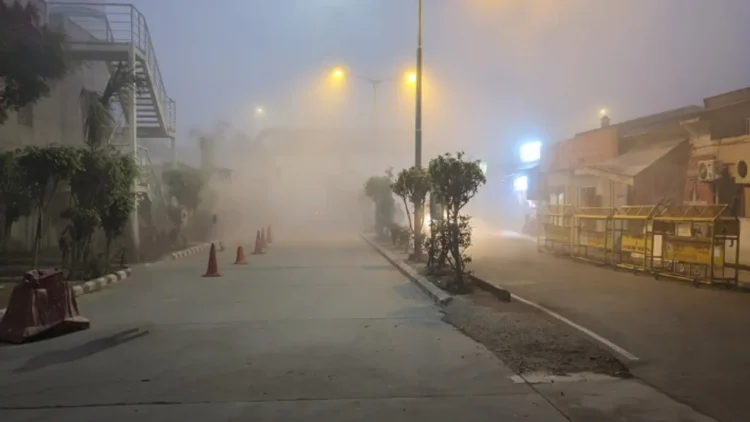 दिल्ली में ठंड और स्मॉग का कहर, हवा की गुणवत्ता गंभीर स्तर पर