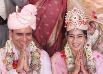 लंबे रिलेशन के बाद टीवी कपल अश्लेषा और संदीप ने की अचानक शादी, सोशल मीडिया पर छाईं तस्वीरें