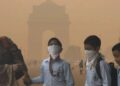 Delhi Pollution Crisis: दिल्ली की हवा फिर हुई ज़हरीली छाया घना स्मॉग, स्कूलों में बाहरी गतिविधियां बंद