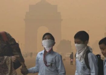 Delhi Pollution Crisis: दिल्ली की हवा फिर हुई ज़हरीली छाया घना स्मॉग, स्कूलों में बाहरी गतिविधियां बंद