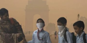 Delhi Pollution Crisis: दिल्ली की हवा फिर हुई ज़हरीली छाया घना स्मॉग, स्कूलों में बाहरी गतिविधियां बंद