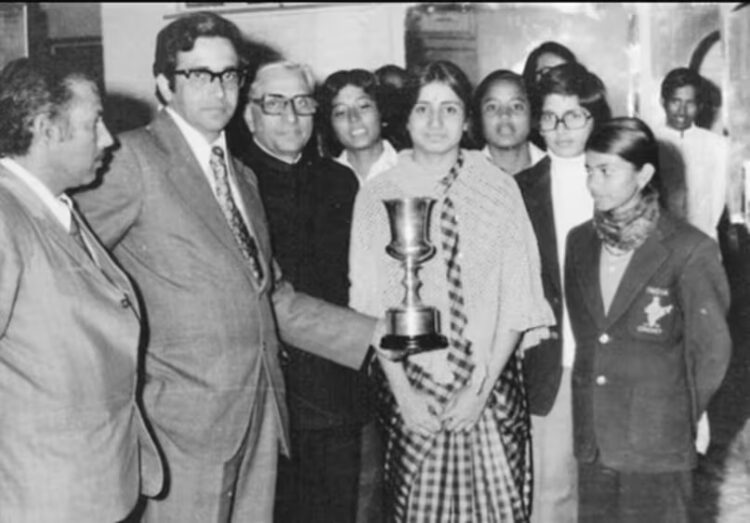 वर्ष 1975 में महिला क्रिकेट वर्ल्ड कप के साथ महेंद्र कुमार शर्मा. (फाइल फोटो-ट्विटर)