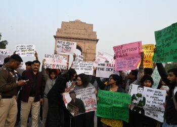 दिल्ली में जहरीली हवा पर फूटा गुस्सा: इंडिया गेट पर प्रदर्शन