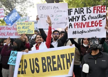 Pollution Delhi Protest
