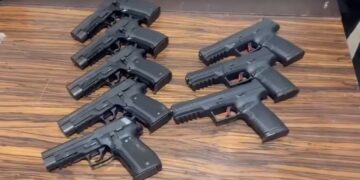 दिल्ली में पकड़ा गया पाकिस्तान से आए हथियारों का जखीरा, लॉरेंस-बमबीहा गैंग तक पहुंचनी थी सप्लाई﻿