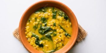 घर पर बनाएं ढाबे जैसी स्वादिष्ट पालक दाल, मसालेदार तड़के और पोषक तत्वों से भरपूर रेसिपी