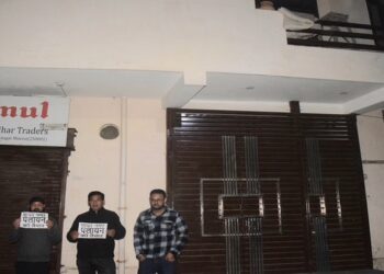 शाहिद का मकान खरीदना बना विवाद विरोध में मोहल्ले ने लगाए ‘घर बिकाऊ’ पोस्टर; पुलिस ने मकान किया सील