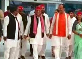 जानें कहां पर मिले अखिलेश यादव और केशव प्रसाद मौर्य, सामने आई तस्वीर, जो सोशल मीडिया पर उड़ा रही गर्दा