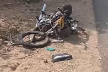 Auraya news तेज रफ्तार बाइक सांड से टकराई, दो युवक घायल ग्रामीणों ने आवारा मवेशियों की समस्या पर जताई नाराज़गी