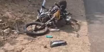 Auraya news तेज रफ्तार बाइक सांड से टकराई, दो युवक घायल ग्रामीणों ने आवारा मवेशियों की समस्या पर जताई नाराज़गी