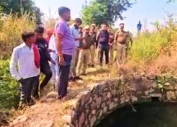 Mahoba News: कुएं से बाहर निकाई गई तीन बहनों की लाश, सामने आया मौत का राज तो पुलिस के फूले हाथ-पैर 