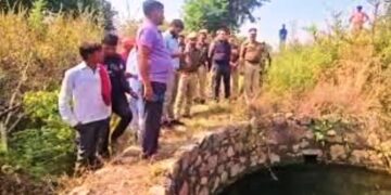 Mahoba News: कुएं से बाहर निकाई गई तीन बहनों की लाश, सामने आया मौत का राज तो पुलिस के फूले हाथ-पैर 