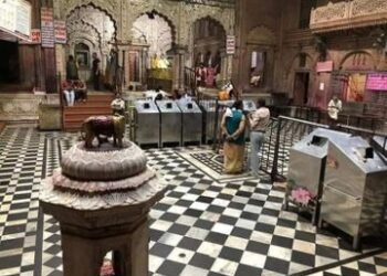 बांके बिहारी मंदिर परिसर के प्राचीन गणेश मंदिर पर ताला, हो गया विवाद!