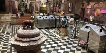 बांके बिहारी मंदिर परिसर के प्राचीन गणेश मंदिर पर ताला, हो गया विवाद!