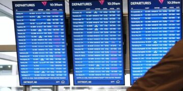 Shutdown Air Travel: अमरीकन एयर ट्रैफिक कंट्रोलर्स की कमी से बढ़ी यात्रियों की परेशानी, 2,000 से ज्यादा उड़ानें रद्द