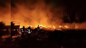 गोदाम में अचानक आग, पुलिस-दमकल की संयुक्त कार्रवाई