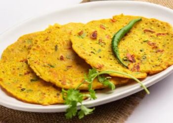 सुबह के नाश्ते में ट्राई करें प्रोटीन-फाइबर से भरपूर बेसन-आटा चीला, बनाने में आसान और बेहद टेस्टी।