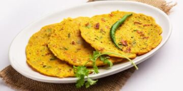 सुबह के नाश्ते में ट्राई करें प्रोटीन-फाइबर से भरपूर बेसन-आटा चीला, बनाने में आसान और बेहद टेस्टी।