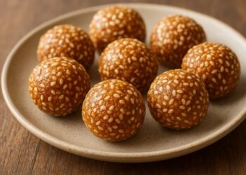 हड्डियों से लेकर पाचन तक सबके लिए फायदेमंद, तिल-गुड़ लड्डू इस मौसम में आपकी हेल्थ को बनाए रखते हैं बेहतरीन