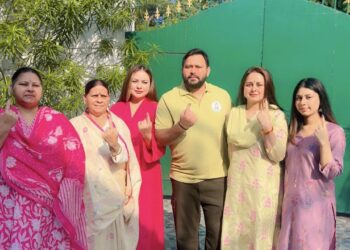 बिहार चुनाव: मतदान के दिन लालू यादव ने दोनों बेटों को दिया आशीर्वाद