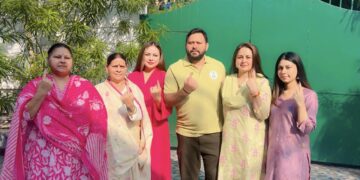 बिहार चुनाव: मतदान के दिन लालू यादव ने दोनों बेटों को दिया आशीर्वाद