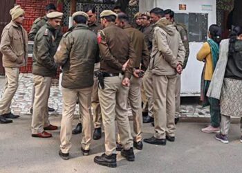 घर में घुसकर 86 वर्षीय महिला से लूट