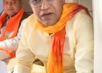 भाजपा प्रचार के बीच निरहुआ ने मांगी नीलम गिरी के लिए वोट, सोशल मीडिया पर छिड़ी बहस