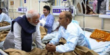 पीएम नरेंद्र मोदी सीधे पहुंचे LNP हॉस्पिटल, दिल्ली ब्लास्ट में घायलों से मुलाकात के बाद कह दी बड़ी बात